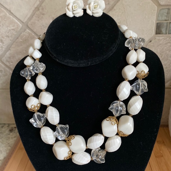 VINTAGE LUCITE ACRYLIC NECKLACE WITH EARRINGS - Picture 6 of 15